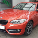 BMW 2er F22 220d mit Active Sound Nachrüstung - seitliche Frontansicht