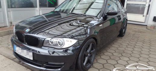 BMW 1er E82 120D - retrofitting suono attivo e start-stop codifica automatica - facciata laterale